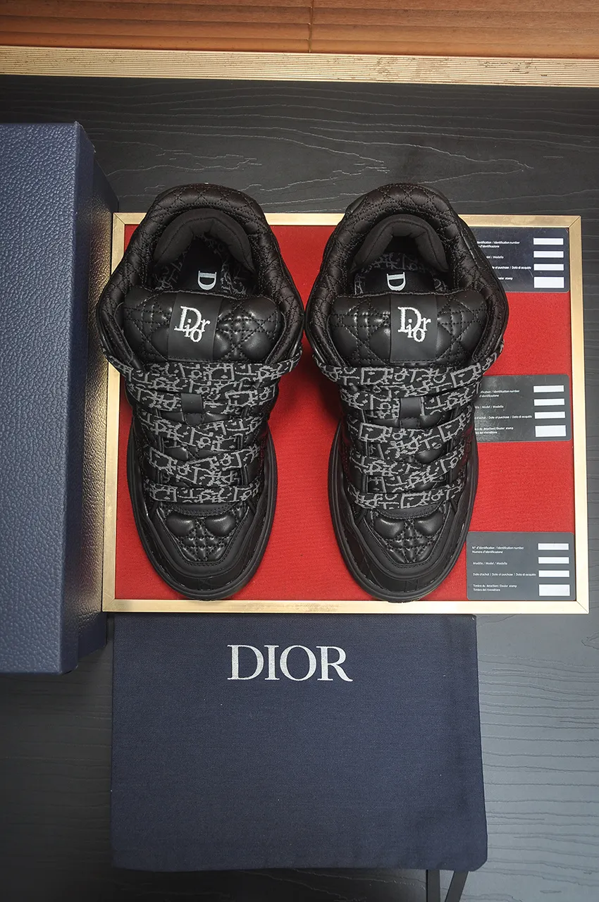 Men's men's shoes 💰: 800💶 (top original order) Brand: Dior (Dior) Standard code: Men's code 39-44 (45 customized) Grade: Same as the official website Material: Top original cowhide stitched together Original wear-resistant and lightweight outsole Style category: Fashionable casual shoes Distinguished luxury brand elements top luxury Color: Actual picture color